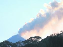 Un imponente a fumarola del volcán vista desde el lecho mismo de la laguna la María.. EL INFORMADOR /