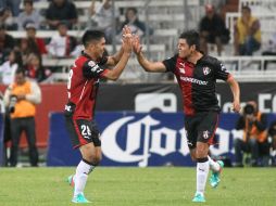 Martín Barragán del Atlas (i), festeja gol ante Pumas en el partido de la jornada 4 del Torneo Clausura 2015. EFE / U. Ruiz