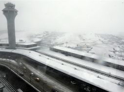 Los aeroplanos aterrizan sobre la nieve en el Aeropuerto Internacional O'Hare de Chicago. AP / N. Y. Huh