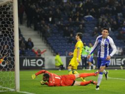El mediocampista del Porto, originario de Baja California, celebra después de anotar. AFP / M. Riopa
