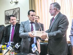 Roberto López Lara entrega el Segundo Informe de Gobierno al presidente de la Mesa Directiva del Congreso, Trinidad Padilla López. EL INFORMADOR / A. Hernández