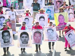 En pie de guerra. Los padres de los normalistas, en una de las tantas manifestaciones que han encabezado. AP /
