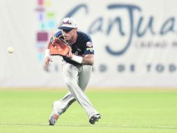 Demoledor. El shortstop de los Caribes, Ehire Adianza, fildea una pelota en el triunfo de Venezuela sobre Puerto Rico.  /