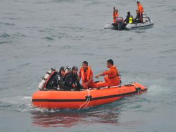 Un total de 68 buzos, de organismos oficiales así como particulares, se centran en el fuselaje del Airbus. AFP / C. Ribut