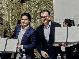 El titular de Hacienda, Luis Videgaray (d) y el gobernador del Estado, Aristóteles Sandoval (i), durante la firma del convenio. EL INFORMADOR / E. Barrera