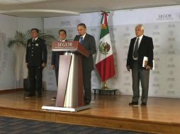 Durante la rueda de prensa para emitir el alerta, Luis Felipe Puente es informado de que las fuentes fueron encontradas. TWITTER / @SEGOB_mx