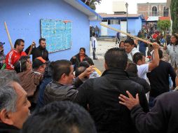 Es necesaria la intervención de elementos policíacos para resguardar la primaria. SUN / R. Tinoco