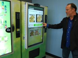 Stephen Shearin, presidente de la compañía American Green explica el funcionamiento de la máquina expendedora. EFE / . Arcas