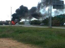 La mañana de ayer un grupo armado quemó y atravesó dos tráileres en la carretera Matamoros-Reynosa. EFE / STR