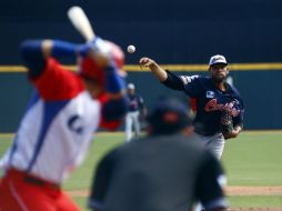 El pitcher de Venezuela, César Valdés, realiza un lanzamiento durante el juego disputado ayer en el estadio Hiram Bithorn. EFE / T. Llorca