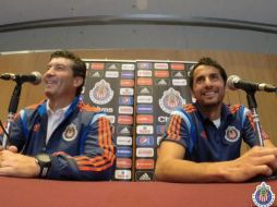 El técnico del Rebaño, 'Chepo' de la Torre (izq.), junto al arquero rojiblanco, Luis Michel, atendieron ayer a la prensa en Torreón. TWITTER / @chivas