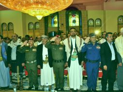 Seguidores del movimiento chií celebran con fuegos artificiales, mientras los milicianos dispersan a manifestantes contrarios a ellos. EFE / STR