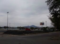 Según vecinos, el escrombro es relacionado con la construcción del nodo Siglo XXI, ubicado en Periférico y Carretera a Saltillo. EL INFORMADOR / V. Meléndez