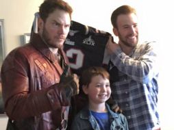 Chris Pratt, con su disfraz de Star Lord, al lado de Chris Evans en un hospital que trata a niños con cáncer. FACEBOOK / Chris Pratt