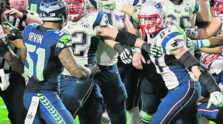 Bruce Irvin, de los Halcones Marinos, encara a jugadores de los Patriotas durante la gresca que se desató hacia el final del Super Bowl AP / ARCHIVO