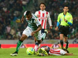 Andrés Yair Rentería extiende el esférico y le cae a Djaniny, quien estaba en claro fuera de lugar en la jugada del gol de Santos. MEXSPORT / L. Fuentes