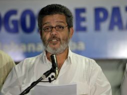 El texto, firmado por delegación de Paz de las FARC, es leído a la prensa por Marcos León Calarcá, a la entrada de las pláticas de paz. EFE / E. Mastrascusa