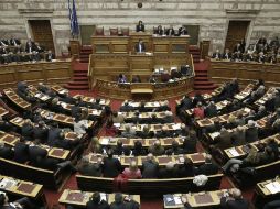 Ante los 300 diputados del Parlamento, Alexis Tsipras anuncia el restablecimiento gradual del sueldo mínimo a 750 mensuales. EFE / Y. kolesidis