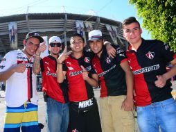 Amigos se dieron cita en el Estadio Jalisco para apoyar a los rojinegros. MEXSPORT / A. Macías