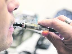 El cigarrillo electrónico no es un método efectivo si se quiere dejar de fumar, pues contiene las mismas sustancias del cigarro. EL INFORMADOR / F. Atilano
