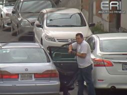 En el video se puede ver cómo al menos tres hombres intentan robar las llantas de un auto estacionado en Puebla. YOUTUBE / Louis Fox