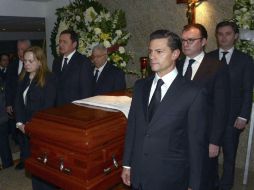 El Presidente Enrique Peña Nieto durante una guardia de honor ante el féretro de Mario Vázquez Raña. EFE / PRESIDENCIA