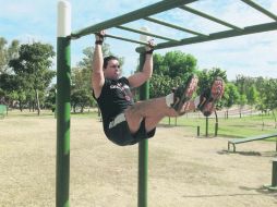 Leopoldo Terrón hace uso de gimnasios al aire libre para ejercitar su cuerpo. EL INFORMADOR / R. Alarcón