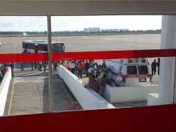 El personal del aeropuerto es evacuado por otras salidas debido a la llegada de los manifestantes. FACEBOOK / Angel Alberto Mathieu Hano