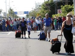 Los integrantes de la CNTE arribaron al aeropuerto al filo de las 15:30 horas. SUN / J. Ríos