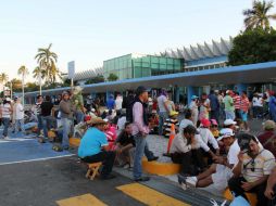 Maestros de la CNTE bloquean la entrada del aeropuerto de Acapulco. EFE / F. Meza