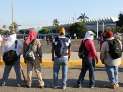 Manifestantes protestan en las inmediaciones del aeropuerto internacional del puerto de Acapulco. EFE / F. Meza
