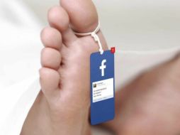 Se ha lanzado una serie de carteles para hacer conciencia en las personas y que conozcan el riesgo de revisar redes sociales. ESPECIAL / publi.pro