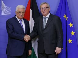 El presidente de la CE, Jean-Claude Junker (d) y el presidente de la ANP, Mahmud Abás (i) se reunieron por la paz en Israel. EFE / J. Warnand