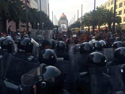 Se registran empujones entre maestros y uniformados para mover a los profesores. SUN / F. Ramírez