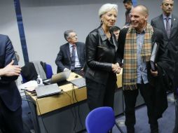 El ministro de Finanzas griego, Yanis Varoufakis (d), espera que el lunes se resuelva la situación. EFE / O. Hoslet