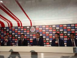 Néstor de la Torre, así como 'Chepo' de la Torre, Israel Castro y Omar Bravo, portaron trajes de la nueva marca. TWITTER / @Chivas