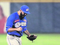 El pitcher de los Charros de Jalisco, Brian Broderick, se llevó el trofeo 'Isidro Márquez' como el mejor relevista del año de la LMP. FACEBOOK / Charros de Jalisco
