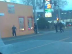 La policía de Pasco informa que los uniformados fueron lesionados por el mexicano cuando lanzaba piedras. YOUTUBE /  ceeloc187