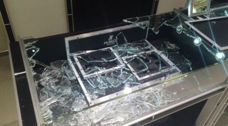El pasado 23 de enero varios sujetos ingresaron a la joyería y con mazos rompieron los cristales de las vitrinas. TWITTER / AdrianRubalcava