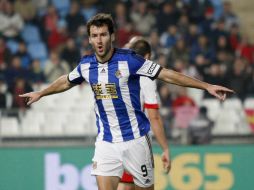 El jugador de la Real Sociedad, Imanol Agirretxe, celebra el gol con el que consiguió  el 1-1 al minuto 27. EFE / C. Barba