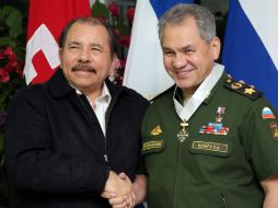 El general Shoigu (der.) con el presidente de Nicaragua, Daniel Ortega, un día antes de viajar a Cuba para reunirse con Raúl Castro.. EFE / C. Pérez