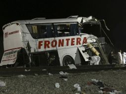 En la colisión del autobús y el tren asistieron peritos forenses. EFE /