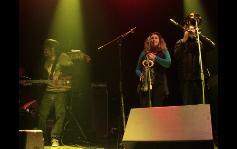 Los Easy Star All Stars pisan el escenario acompañados de guitarra, saxofón, batería, teclado y bajo. SUN / A. Salinas