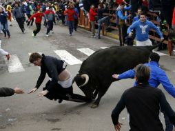 En España las fiestas con toros son frecuentes, pero muy peligrosas para extranjeros. AP / J. Vicente