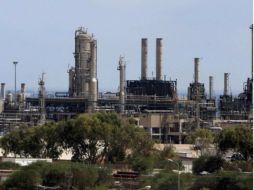 Las diferentes milicias luchan por controlar las grandes reservas de petróleo, combates que han causado graves daños en la industria. EFE / ARCHIVO