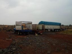 En el primer hecho, dos hombres trasvasaban combustible en tres vehículos, cuando fueron detenidos. ESPECIAL / Fuerza Única