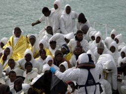 Ciudadanos de Libia esperan para desembarcar en Italia después de haber sido rescatados por la marina italiana. AP / F. Malavolta