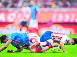 Gabriel Peñalba de Veracruz, izquierda, e Isaac Brizuela del Guadalajara, derecha, se enfrentan por el balón. MEXSPORT /