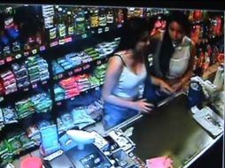 Las cámaras de seguridad muestran que las chicas esperan que el dependiente se distraiga para salir con los productos sin pagar. YOUTUBE / nahabra zuir