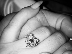 En la imagen que compartió la cantante se puede ver el anillo que le dio el actor. INSTAGRAM / @ladygaga